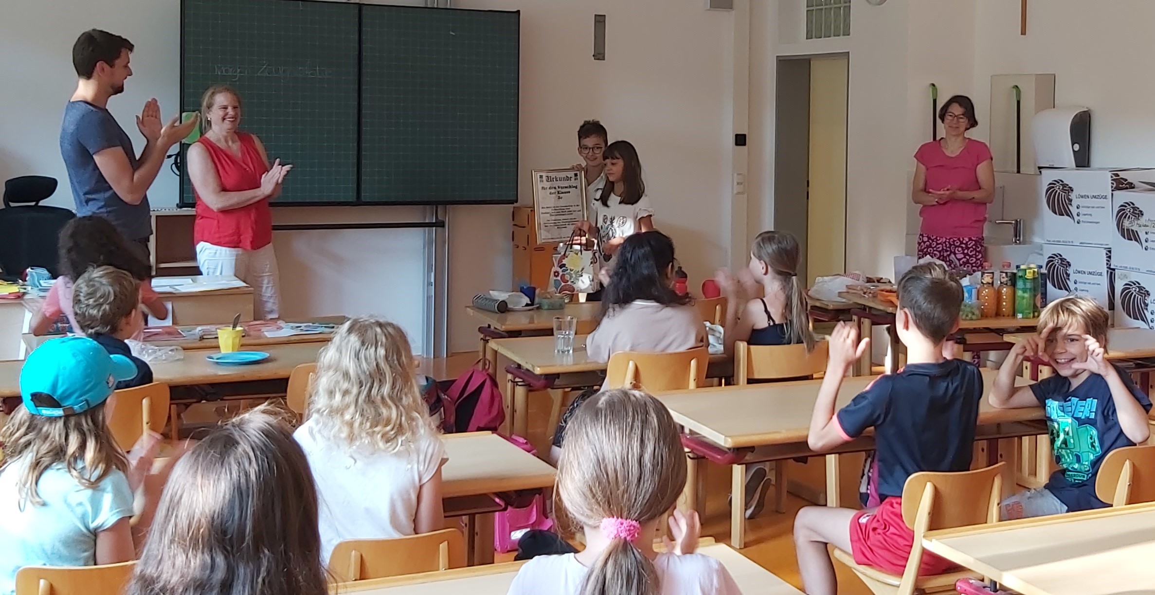 Preisverleihung_Kl-sprech_hält_Urkunde_3.jpg